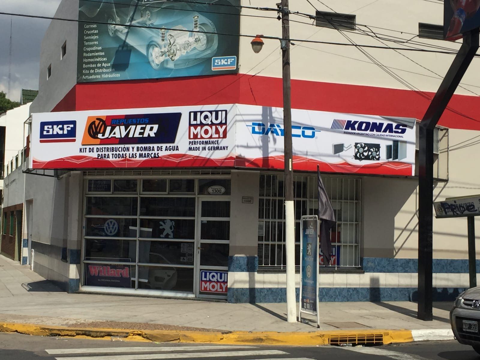 La esquina de Repuestos Javier con la imagen anterior, carteles de SKF, Liqui Moly, Dayco y Konas