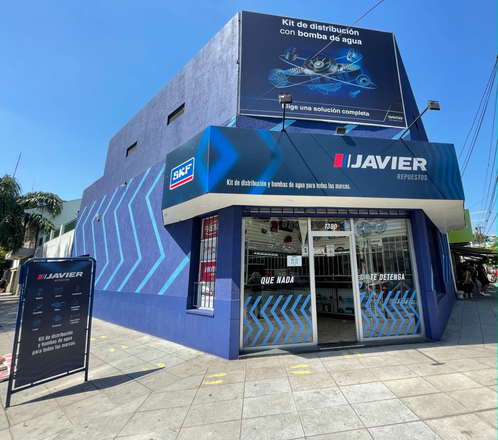 Frente del local de Repuestos Javier, fachada azul con el cartel de Javier Repuestos, en Av. Rodríguez Peña 1300, Santos Lugares